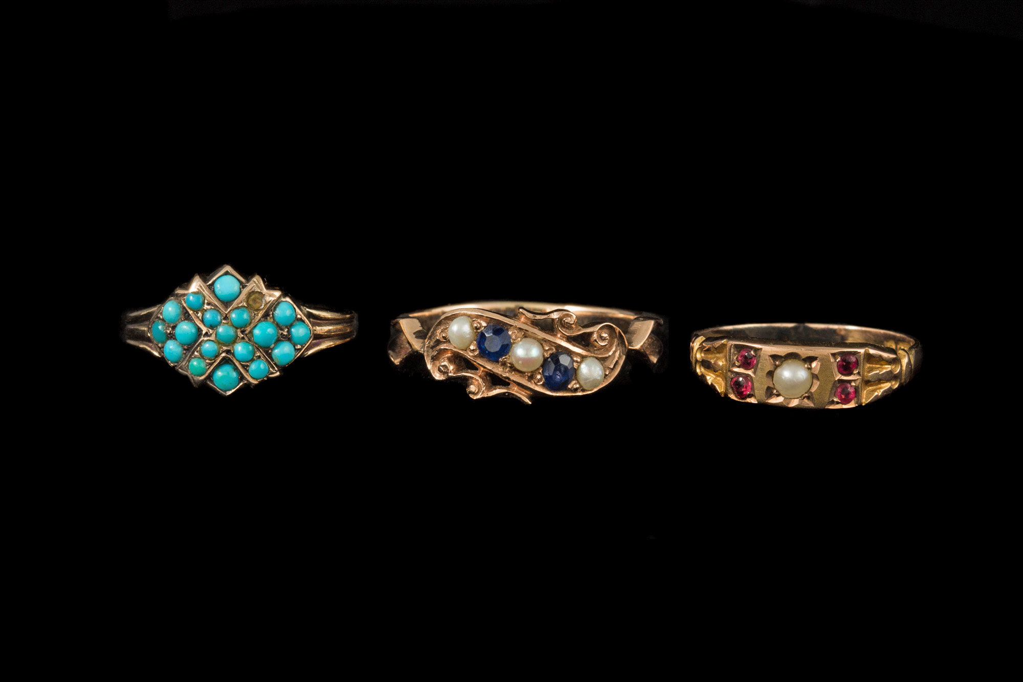 THREE ANTIQUE GEM SET RINGS,