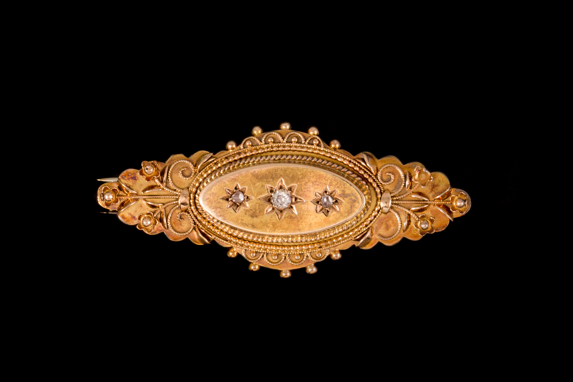 AN ANTIQUE 15CT GOLD PLAQUE BROOCH,