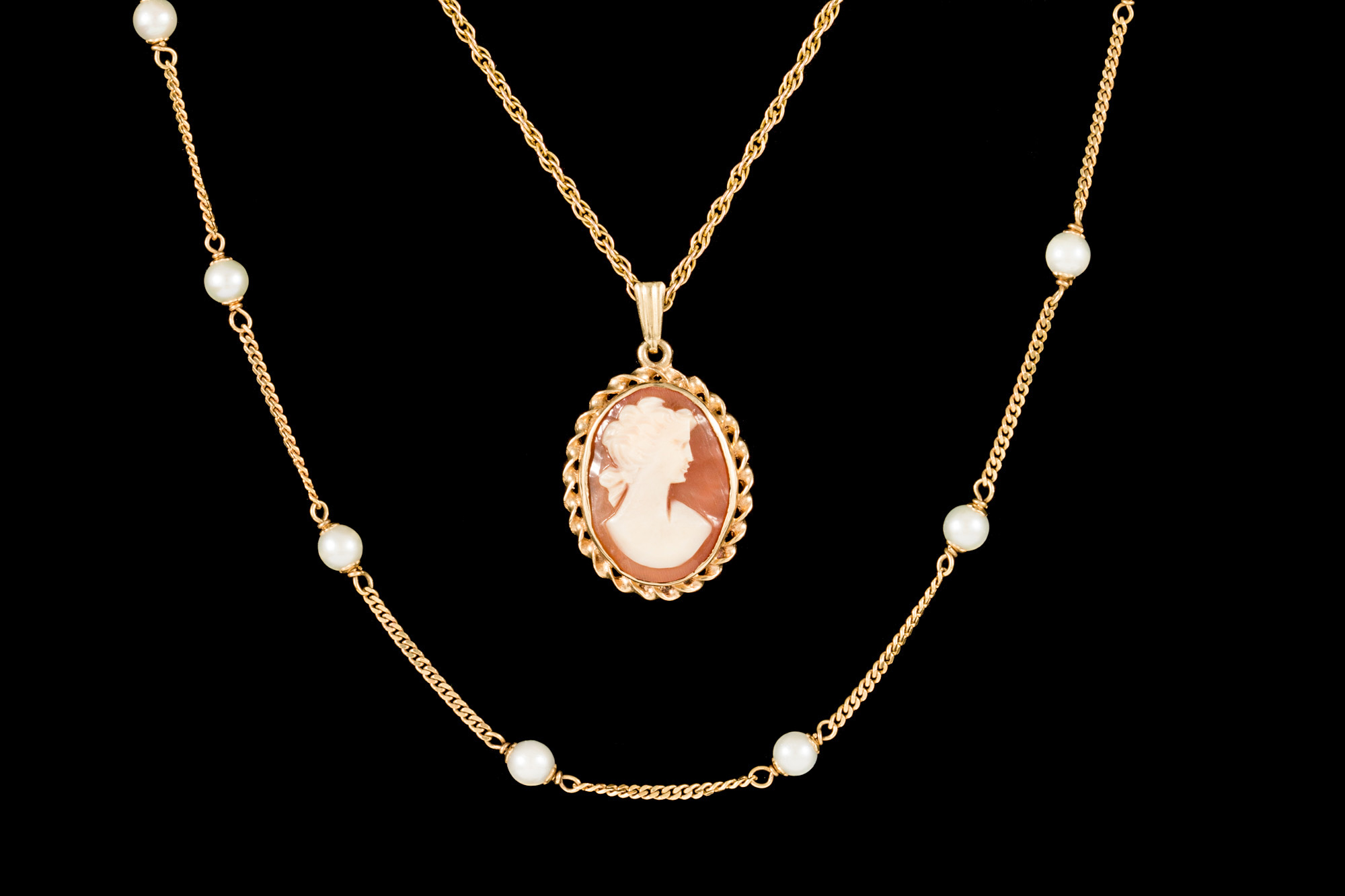 A GOLD CAMEO PENDANT, to a gold neck chain,