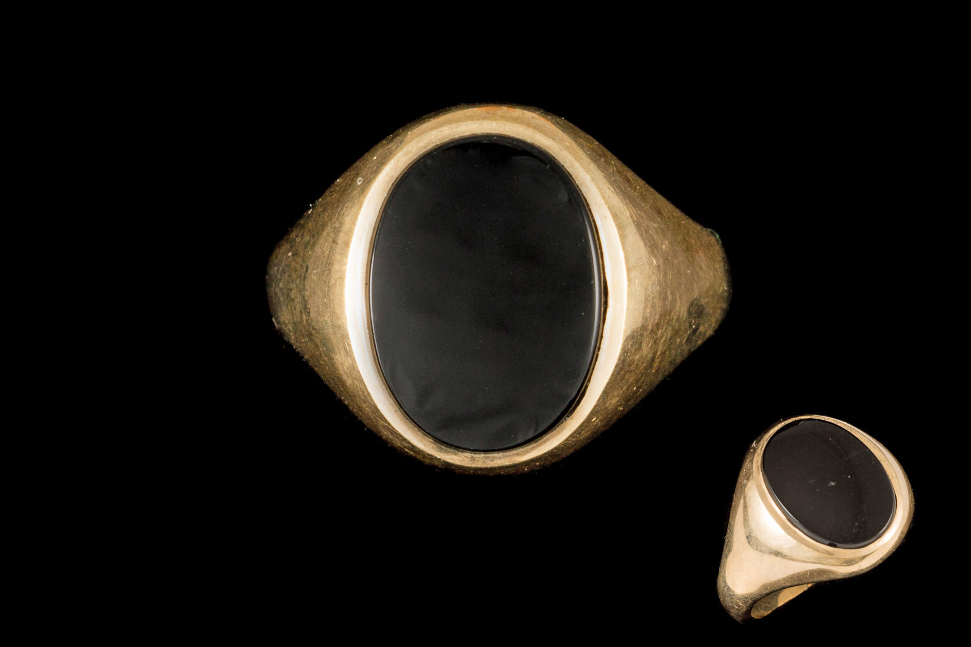A 9CT YELLOW GOLD ONYX SET SIGNET RING.