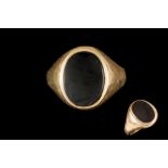 A 9CT YELLOW GOLD ONYX SET SIGNET RING.