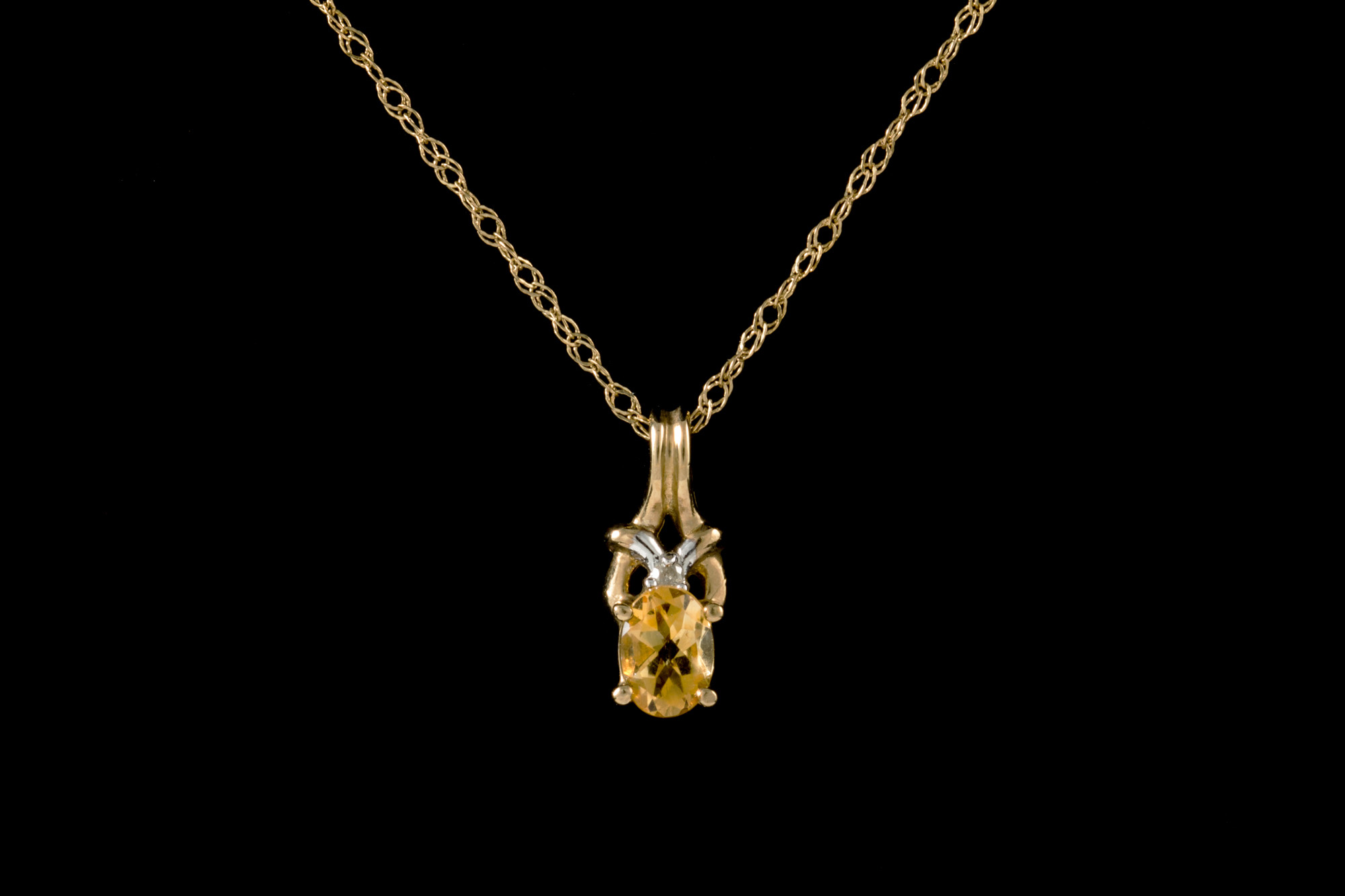 A CITRINE PENDANT,