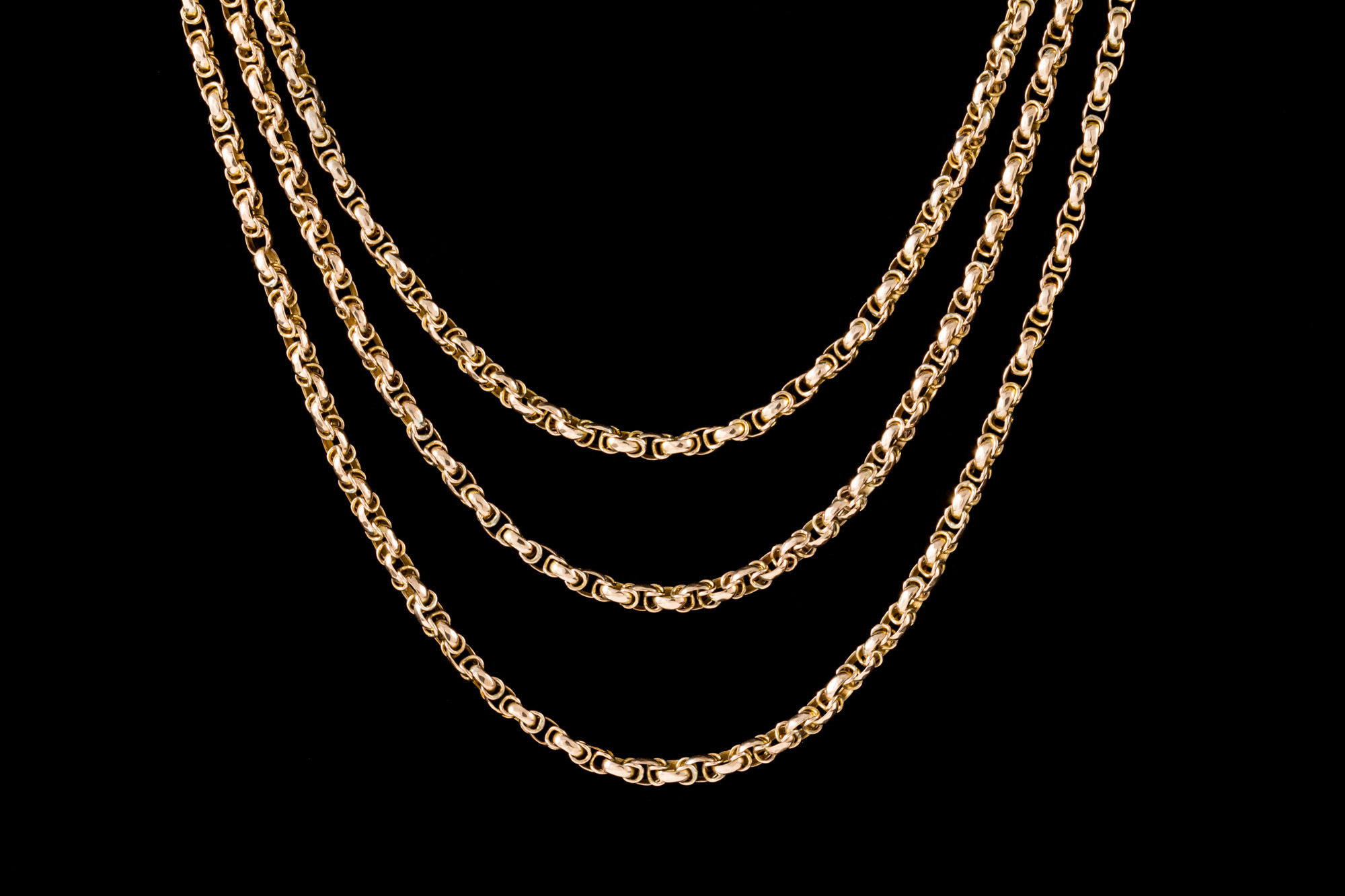 AN ANTIQUE GOLD MUFF CHAIN,