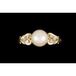 A PEARL AND DIAMOND RING MOUNTED IN 9CT YELLOW GOLD,