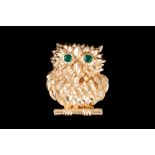 AN EMERALD SET OWL BROOCH,