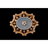 A 15CT GOLD AGATE EARLY 19TH CENTURY BROOCH