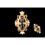 A SAPPHIRE, DIAMOND AND PEARL PLAQUE RING, filigree detail,