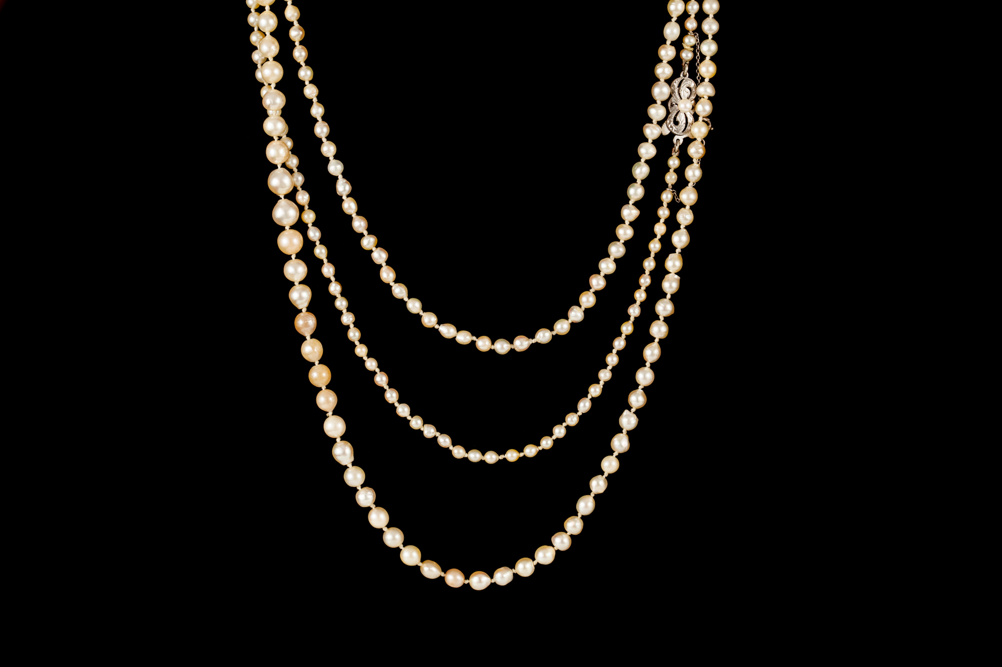 A GRADUATED CULTURED PEARL NECKLACE,