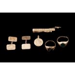 A COLLECTION OF GOLD ITEMS, a tie clip, a pair of cuff links, a St.