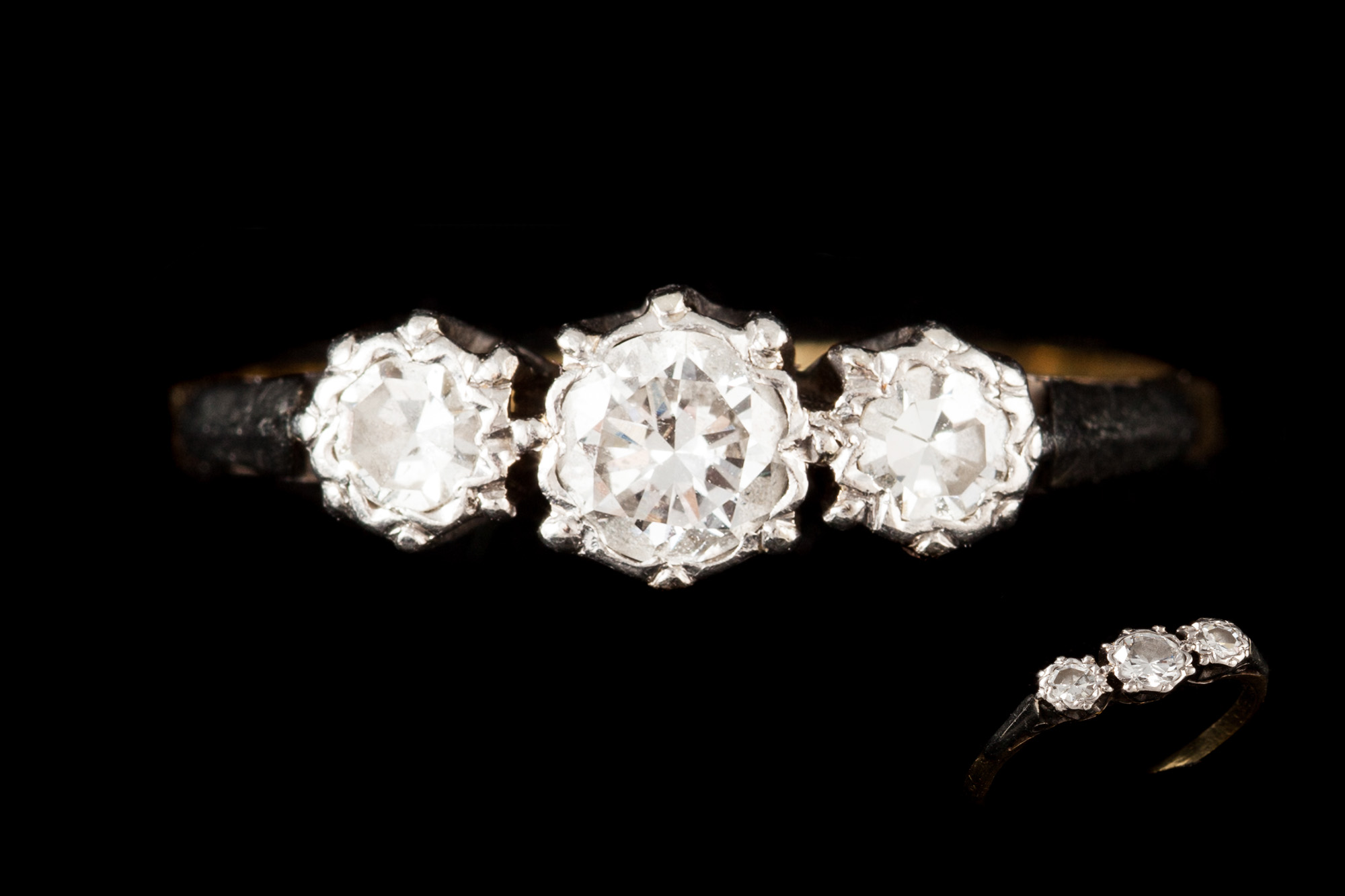 A THREE STONE DIAMOND RING, the brilliant cut diamonds mounted in 18ct gold and platinum.