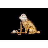 AN EARLY 20TH CENTURY PEARL AND DIAMOND BROOCH, in the form of a seated Pug,