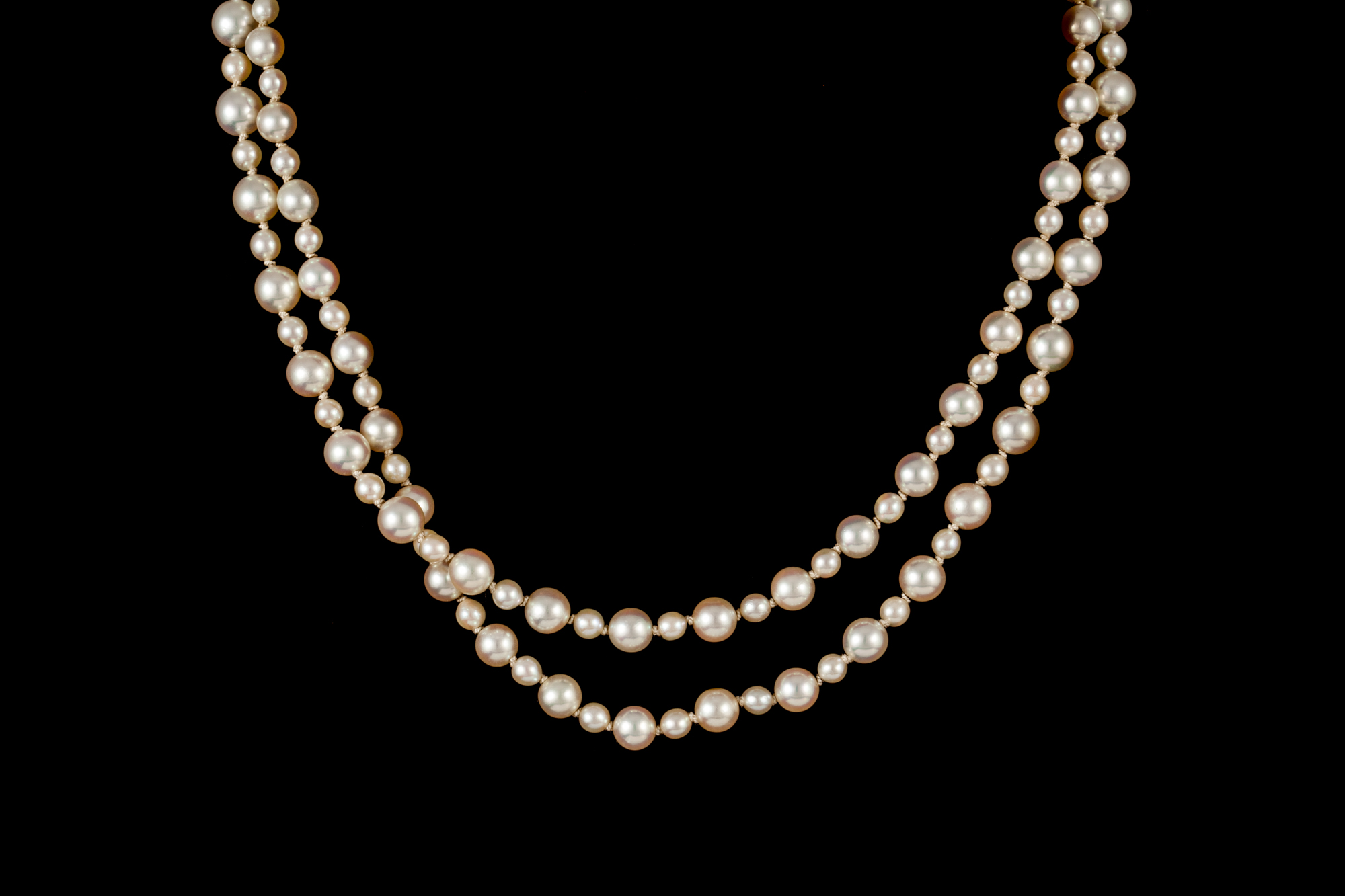 A CULTURED PEARL NECKLACE WITH DIAMOND CLASP,
