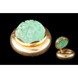 A ROUND SNUFF BOX WITH CARVED EMERALD LID, emerald approx 85.00ct