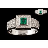 AN EMERALD AND DIAMOND CLUSTER RING,
