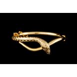 A HOLLOW HINGED COILED SNAKE MOTIF BANGLE