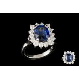 A SAPPHIRE AND DIAMOND CLUSTER RING, with sapphire of approx. 5.12ct, diamonds of approx. 1.