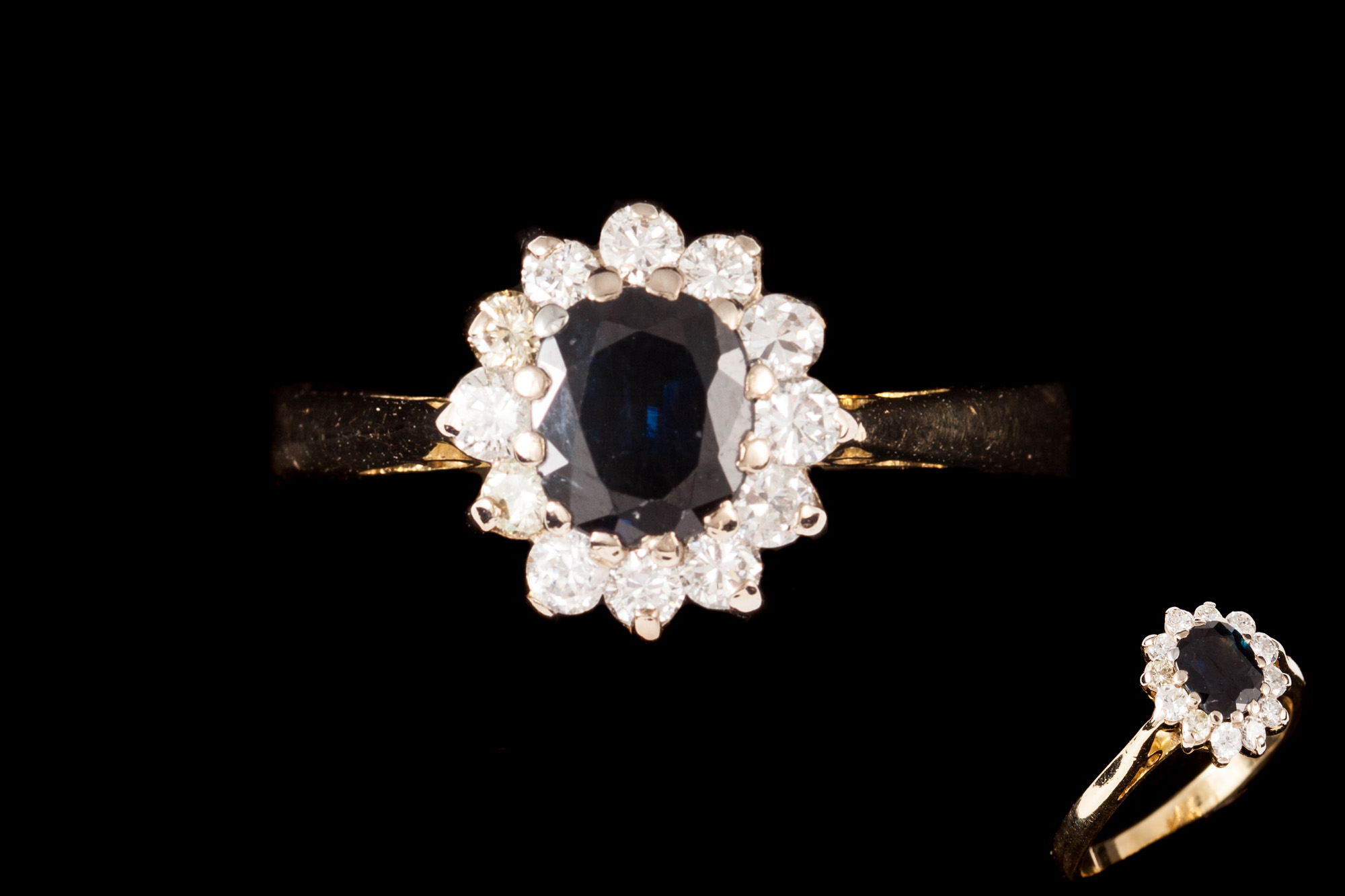 A SAPPHIRE AND DIAMOND CLUSTER RING,