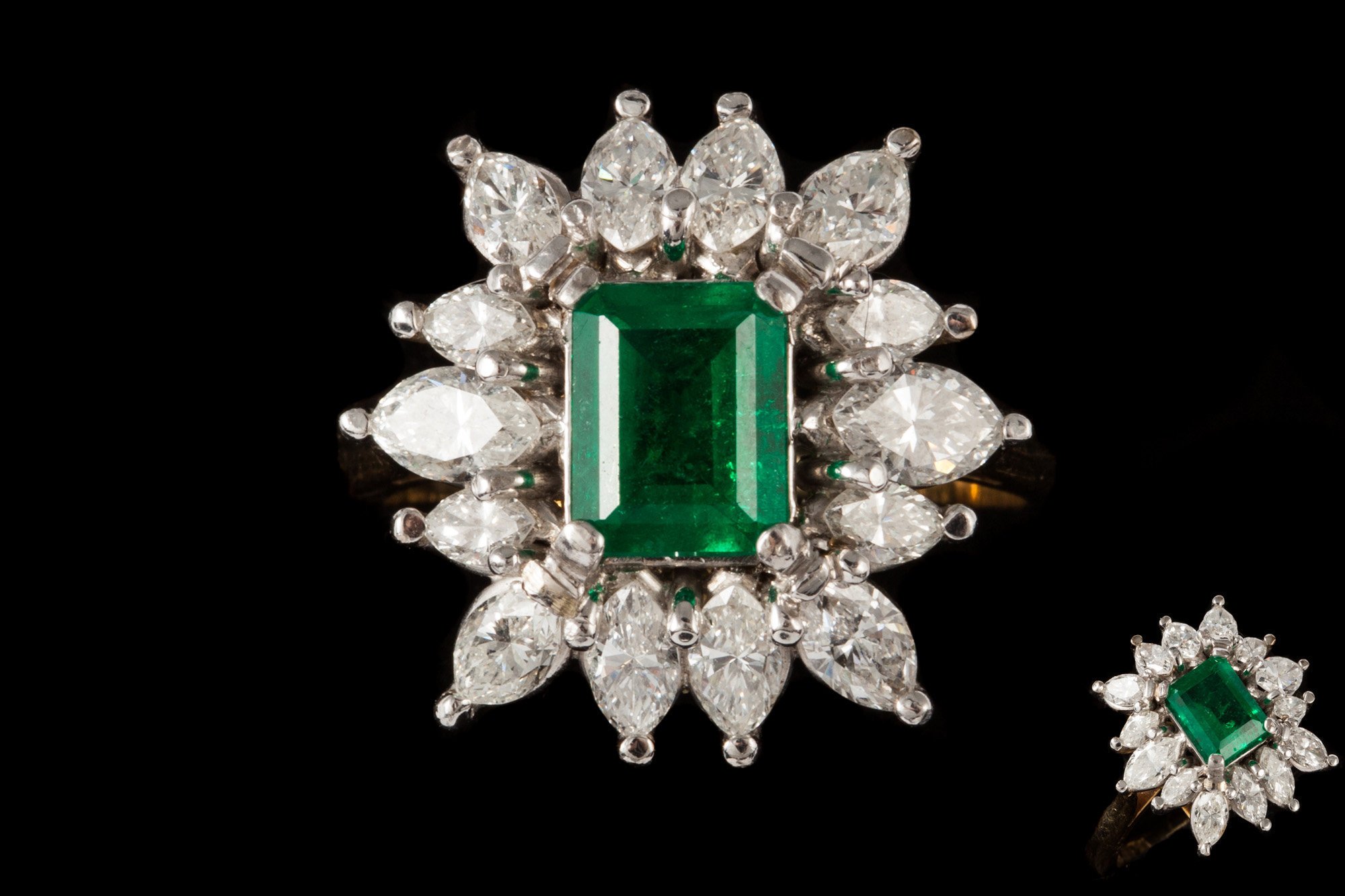 AN EMERALD AND DIAMOND CLUSTER RING, with emerald of approx. 1.00ct, diamonds of approx. 2.