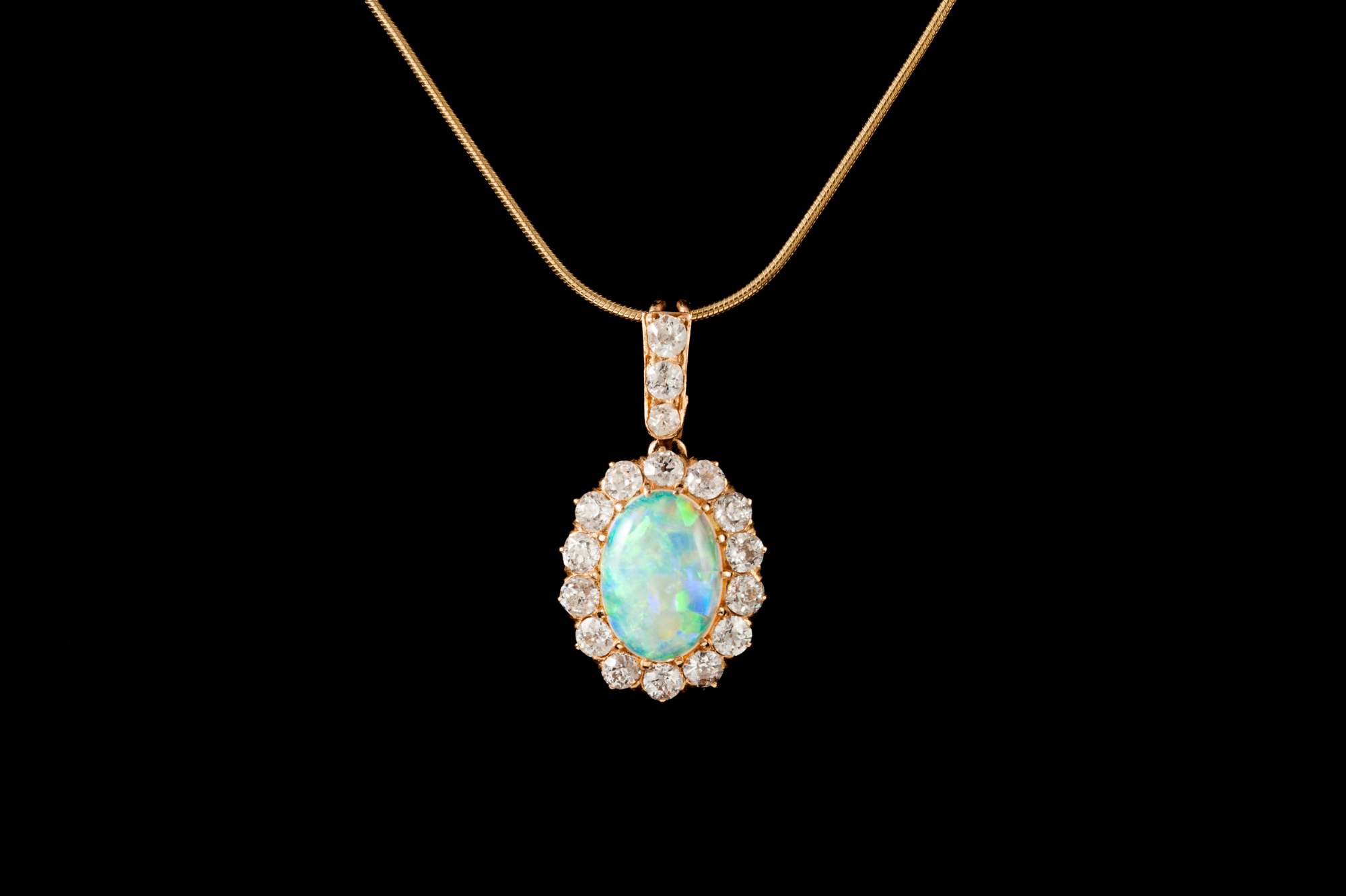 AN EDWARDIAN OPAL AND DIAMOND CLUSTER PENDANT,