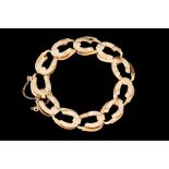 A 14CT GOLD HORSE SHOE BRACELET,