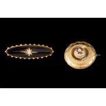 AN ANTIQUE ONYX AND SEED PEARL MOURNING BROOCH,