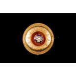 AN EARLY VICTORIAN ROUND SHIELD BROOCH,