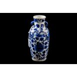 A 19TH CENTURY ORIENTAL BLUE AND WHITE TWIN HANDLED BUD VASE,