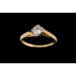 A DIAMOND SOLITAIRE RING,