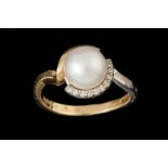 A DIAMOND AND PEARL DRESS RING,