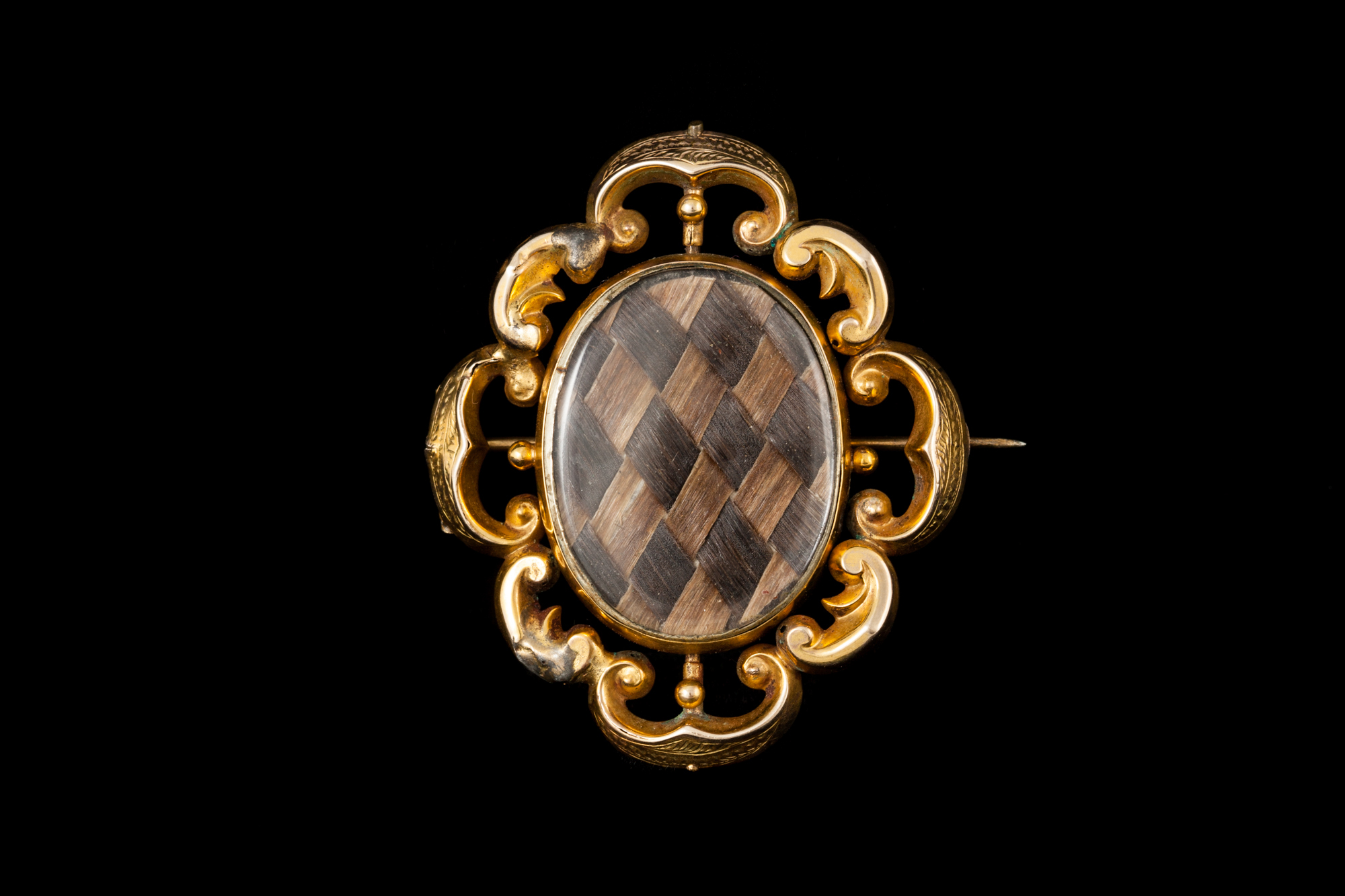 AN ANTIQUE GOLD MOURNING BROOCH