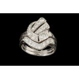 AN ART DECO DIAMOND SET RING,