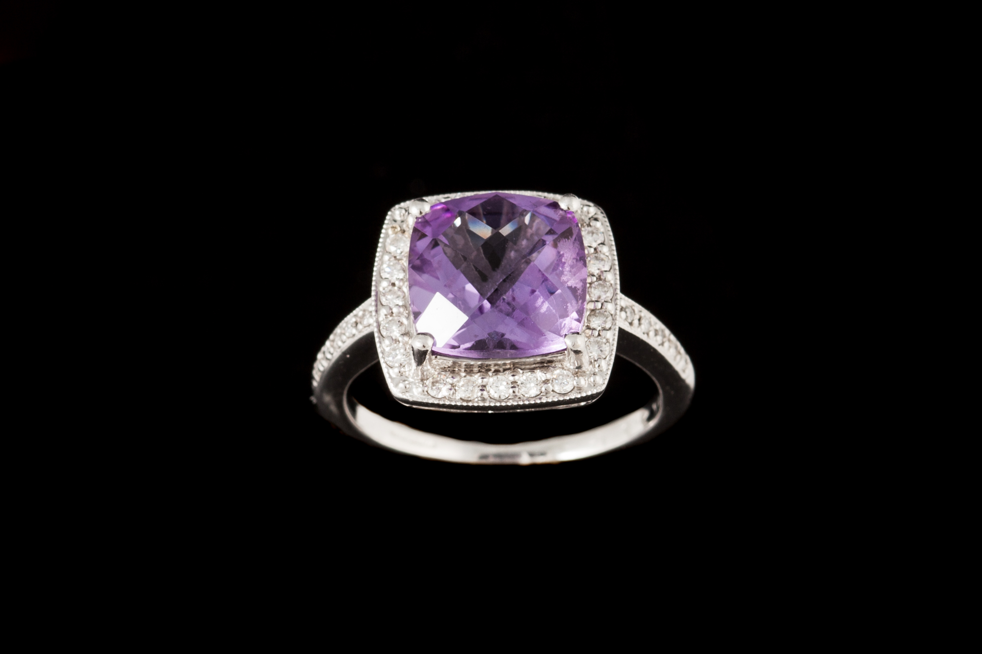 AN AMETHYST AND DIAMOND CLUSTER RING,