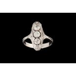 AN EARLY 20TH CENTURY DIAMOND THREE STONE FINGERLINE RING,