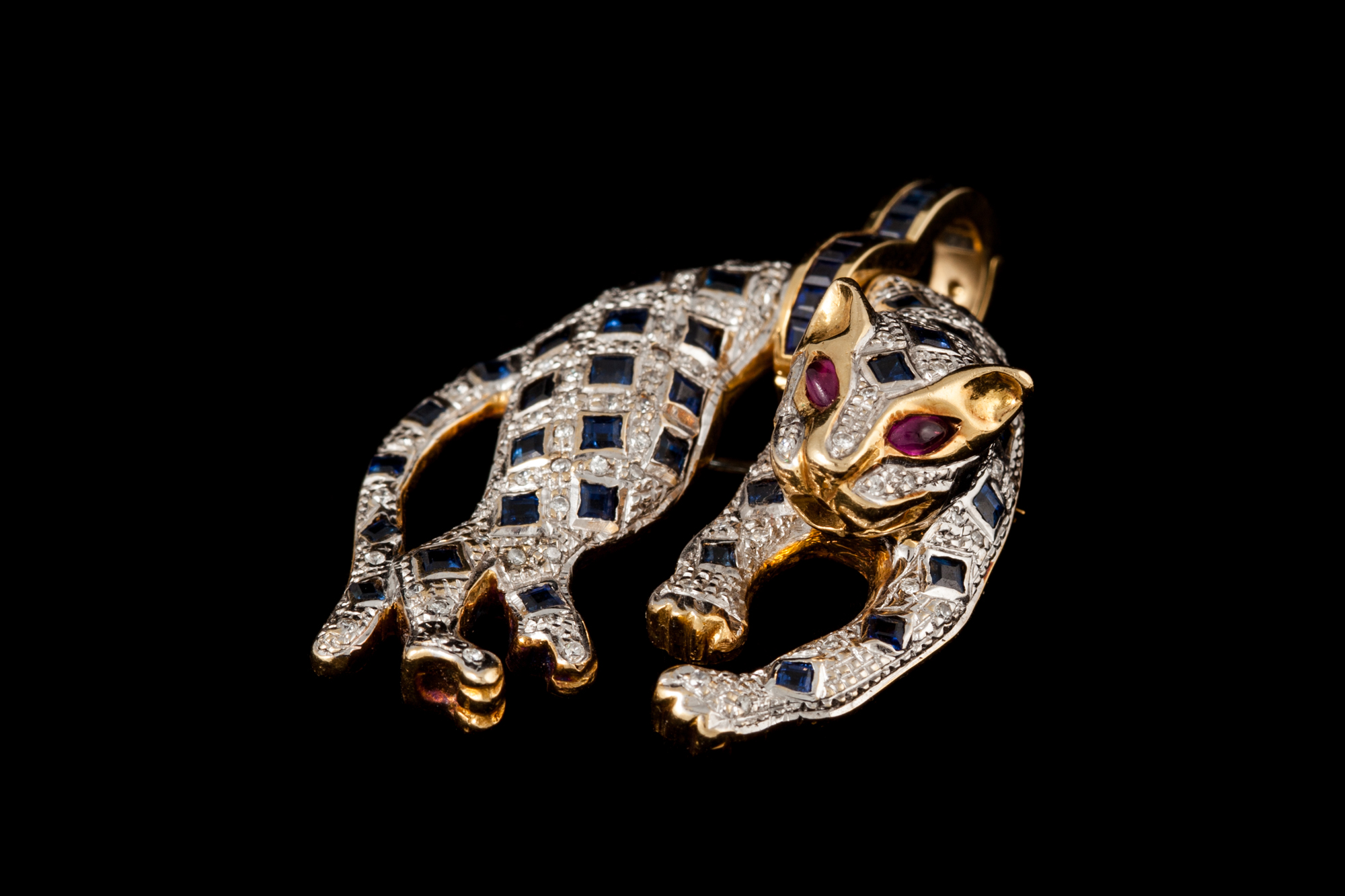 A SAPPHIRE AND DIAMOND PENDANT/BROOCH, in the form of a leopard,
