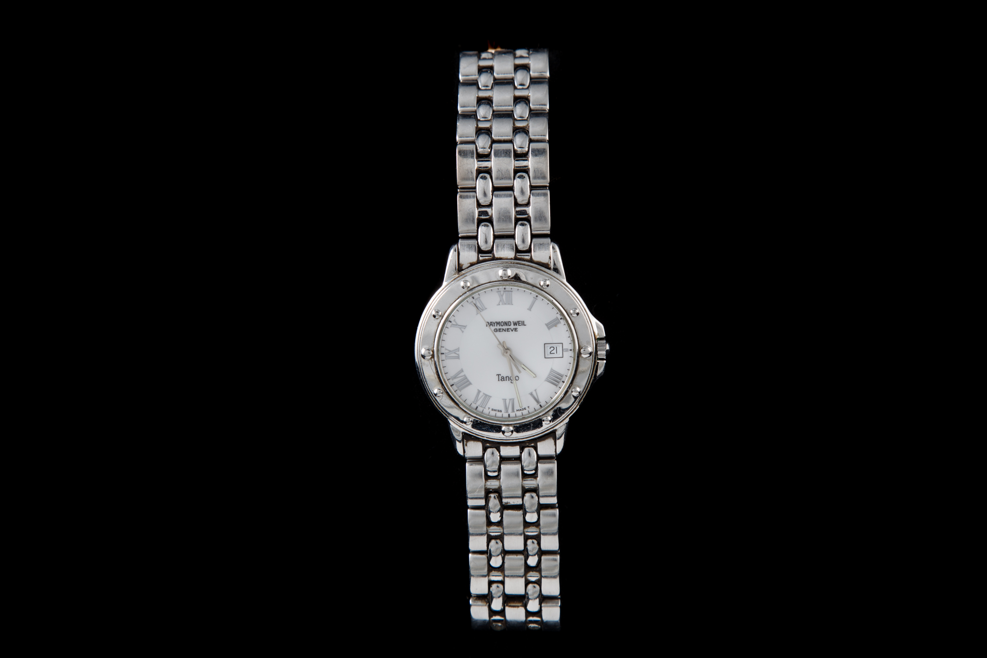 A GENTS RAYMOND WEIL TANGO WRIST WATCH, with white face,