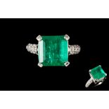 AN EMERALD AND DIAMOND RING, with emerald of approx. 7.50ct, diamonds of approx. 1.