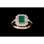 AN EMERALD AND DIAMOND CLUSTER RING, with emerald of approx. 1.59ct, diamonds of approx. 0.