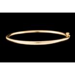 AN 18CT YELLOW GOLD BANGLE.