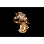 A 9CT GOLD HORSE HEAD BROOCH