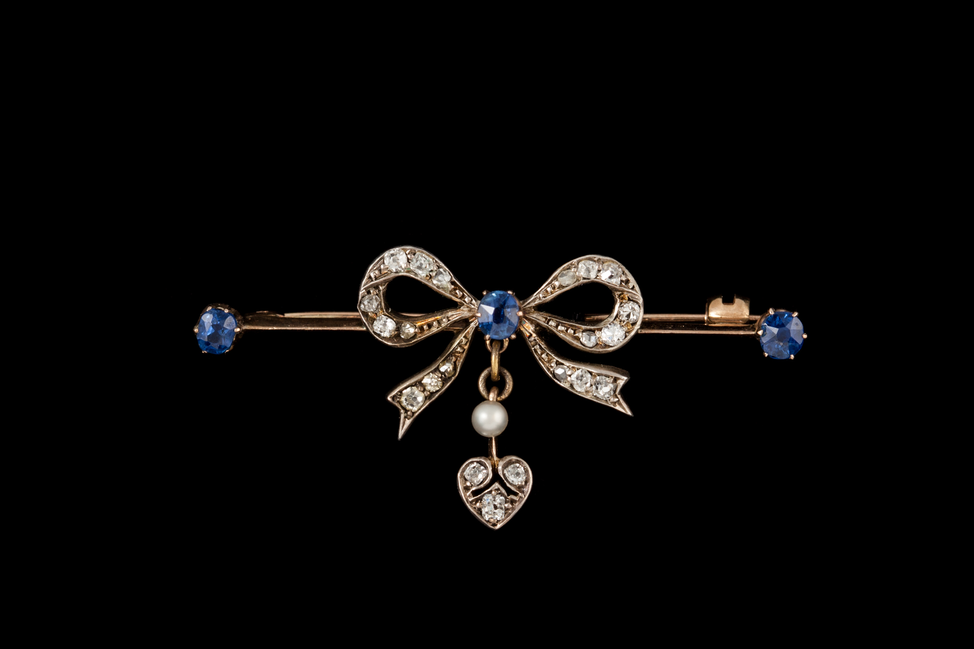 A SAPPHIRE AND DIAMOND BOW MOTIF BAR BROOCH,