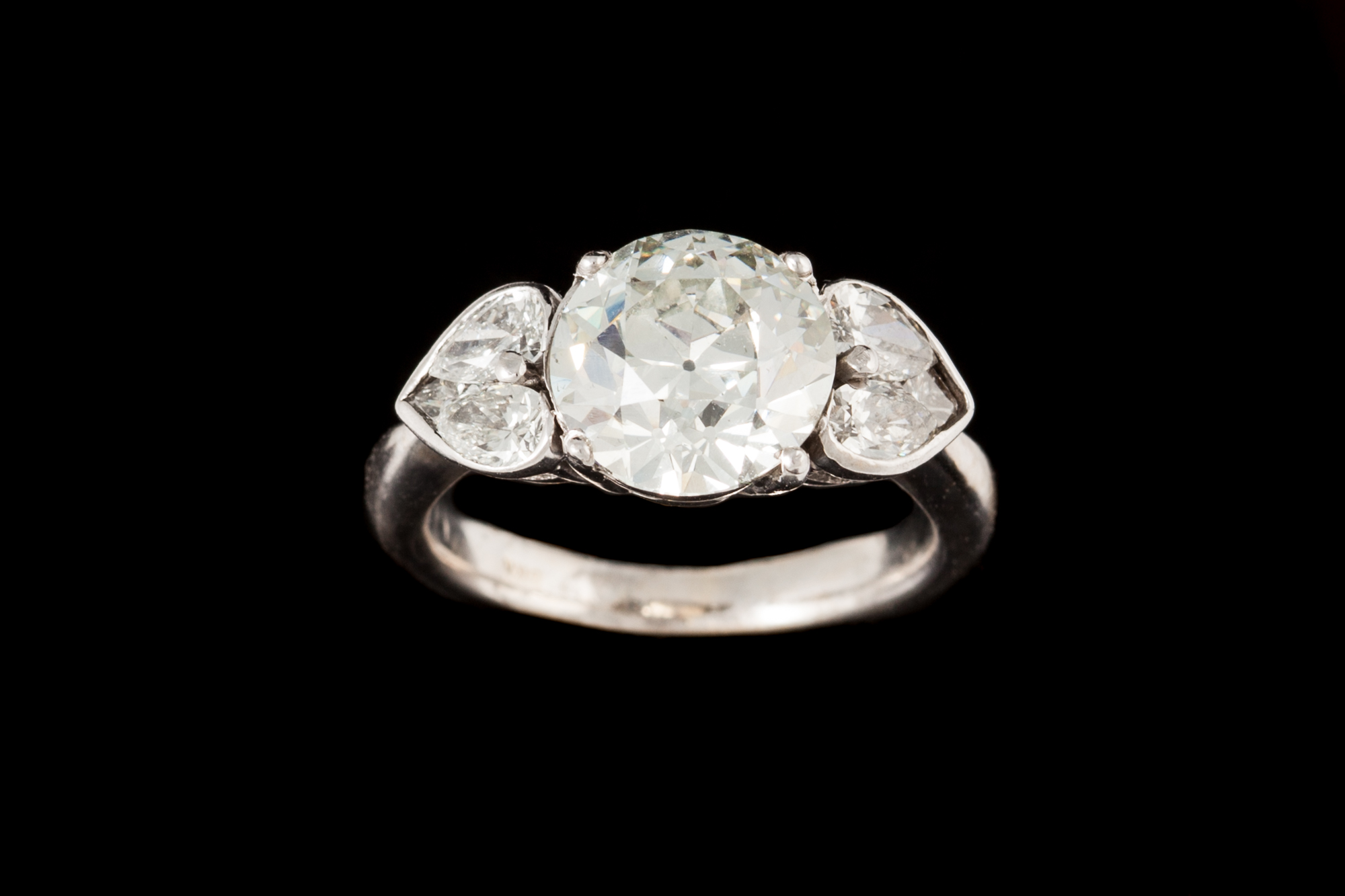 A DIAMOND FANCY SOLITAIRE RING, one round old European cut diamond of approx 3.