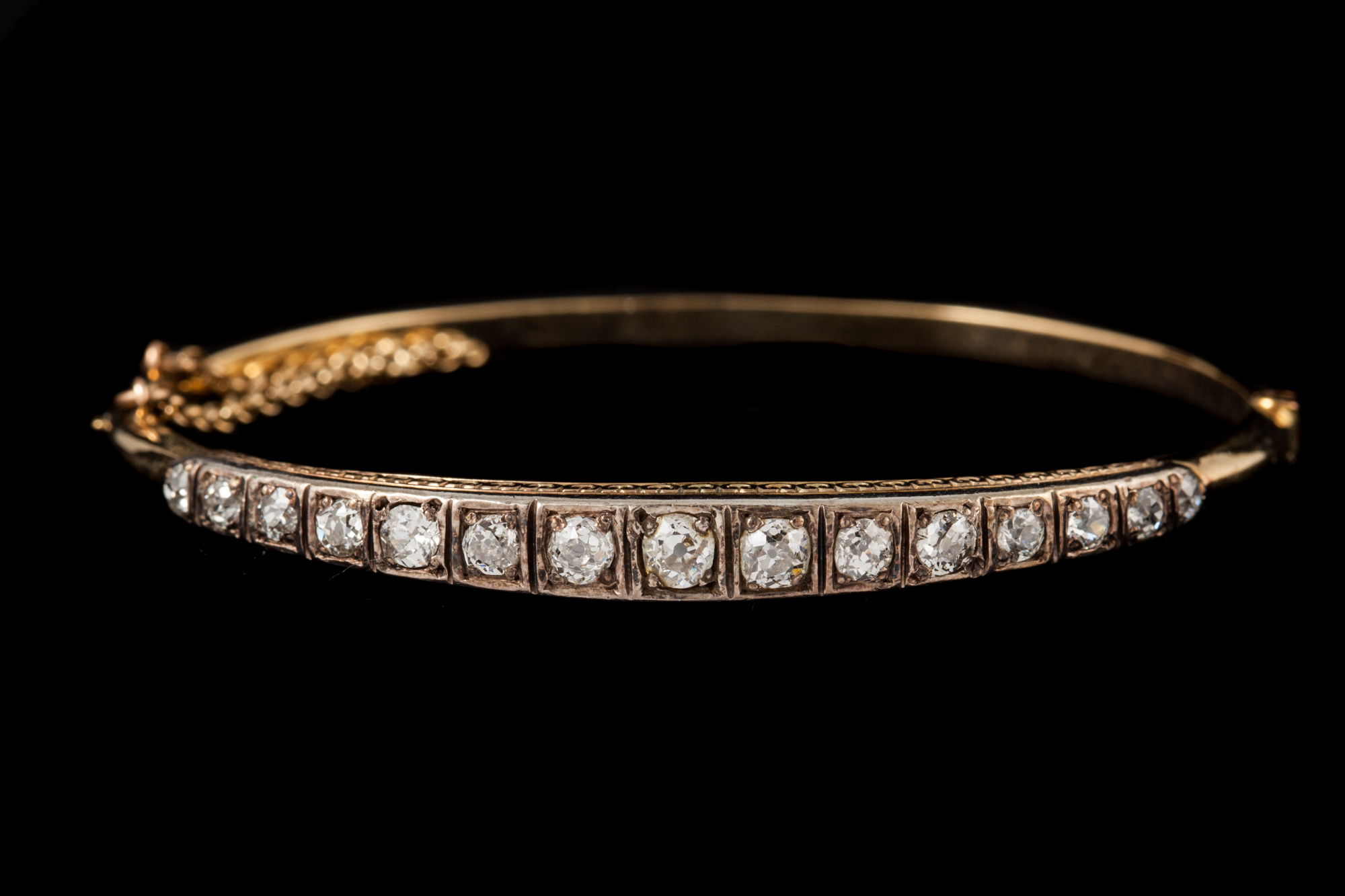 A DIAMOND HINGED BANGLE, of approx. 2.