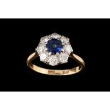 AN ANTIQUE SAPPHIRE AND DIAMOND CLUSTER RING,