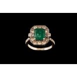AN EMERALD AND DIAMOND CLUSTER RING, with emerald of approx. 2.20ct, diamonds of approx. 0.