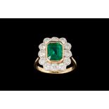 AN EMERALD AND DIAMOND CLUSTER RING, with emerald of approx. 2.15ct, diamonds of approx. 2.