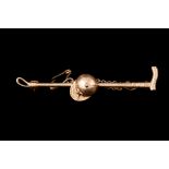 A 9CT GOLD RIDING CROP BROOCH