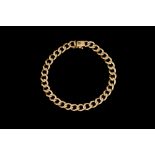 AN 18CT GOLD FLAT CURB LINK BRACELET, 19.