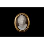 AN 18CT YELLOW GOLD OVAL SHELL CAMEO BROOCH
