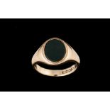 AN ANTIQUE SIGNET RING, set with bloodstone seal,