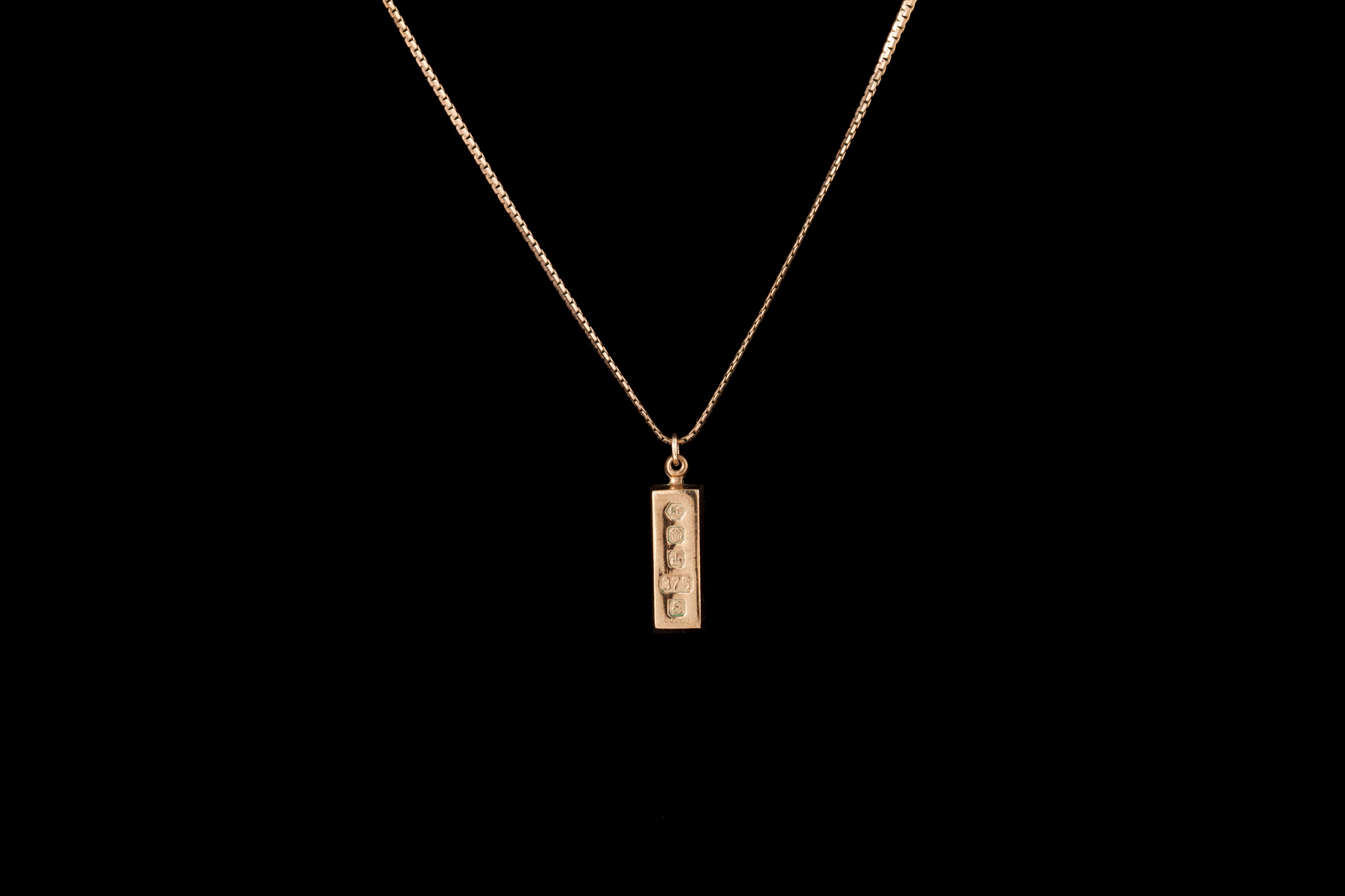 A 9CT GOLD INGOT, on chain, 15.7gms